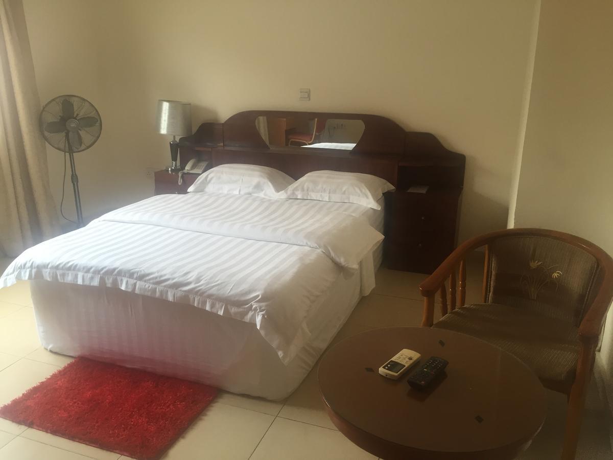 Ampomaah Hotel Accra Luaran gambar