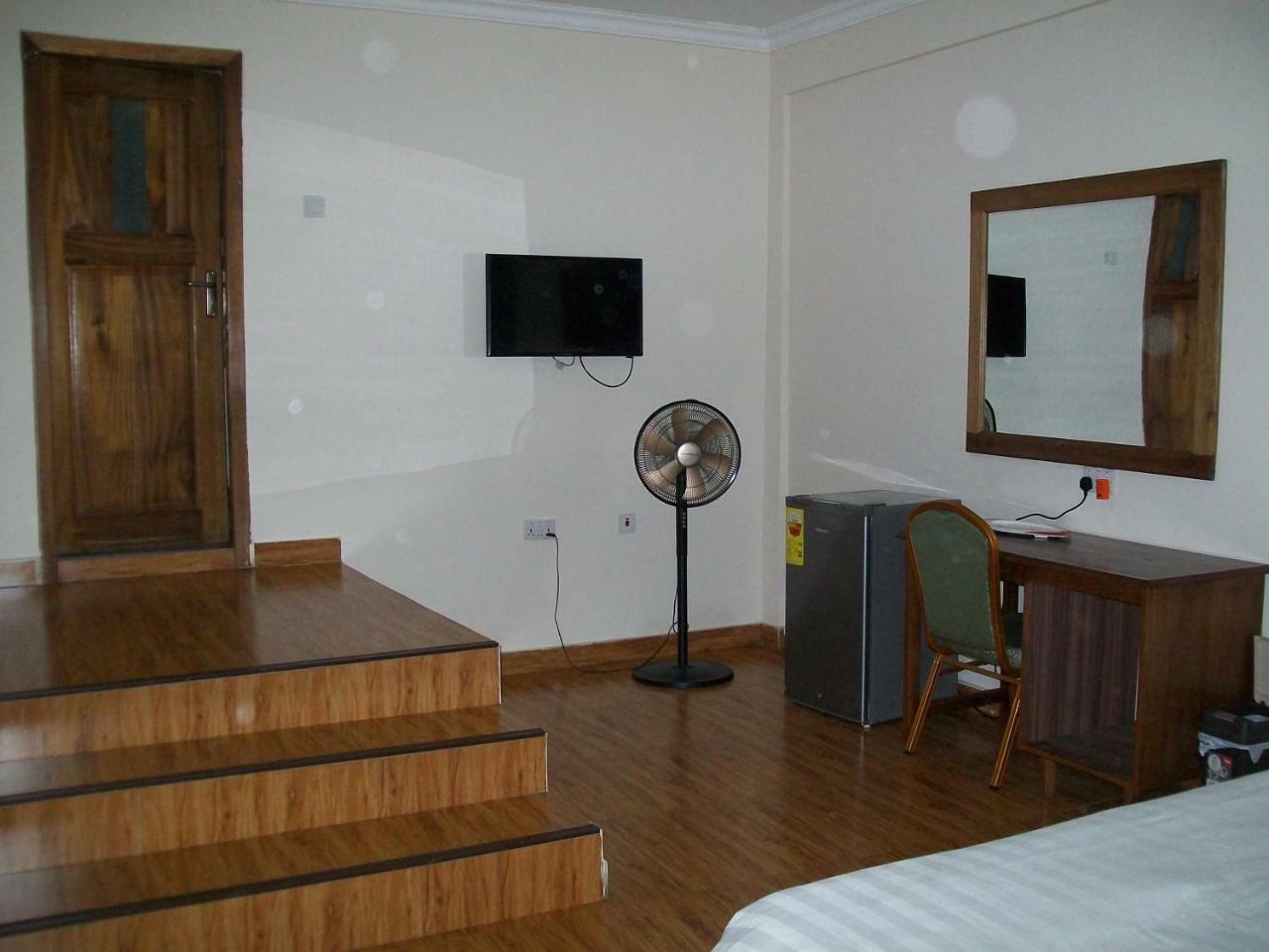 Ampomaah Hotel Accra Luaran gambar