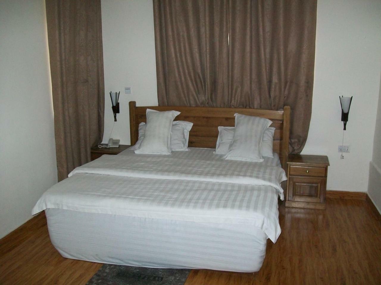 Ampomaah Hotel Accra Luaran gambar