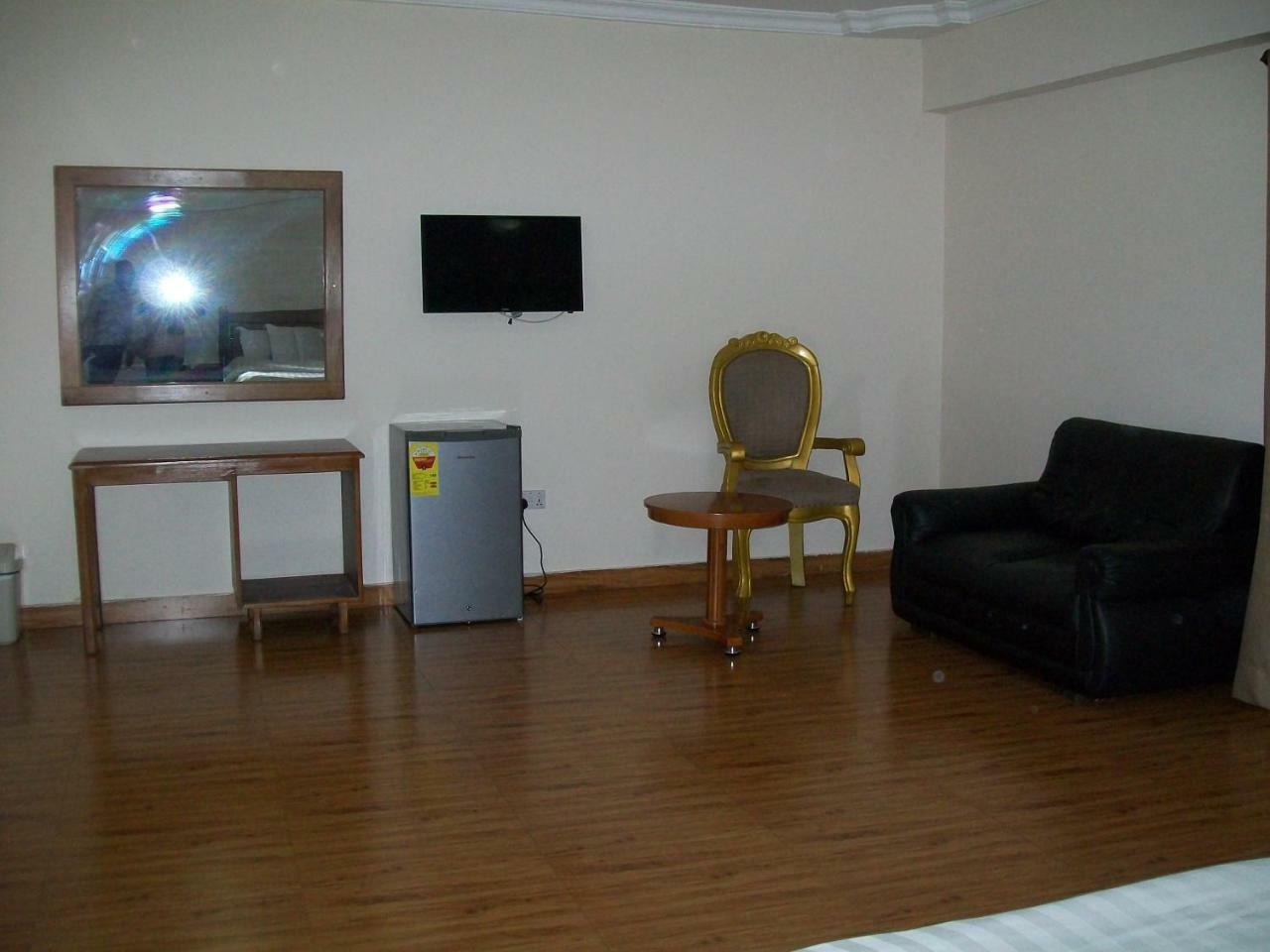 Ampomaah Hotel Accra Luaran gambar